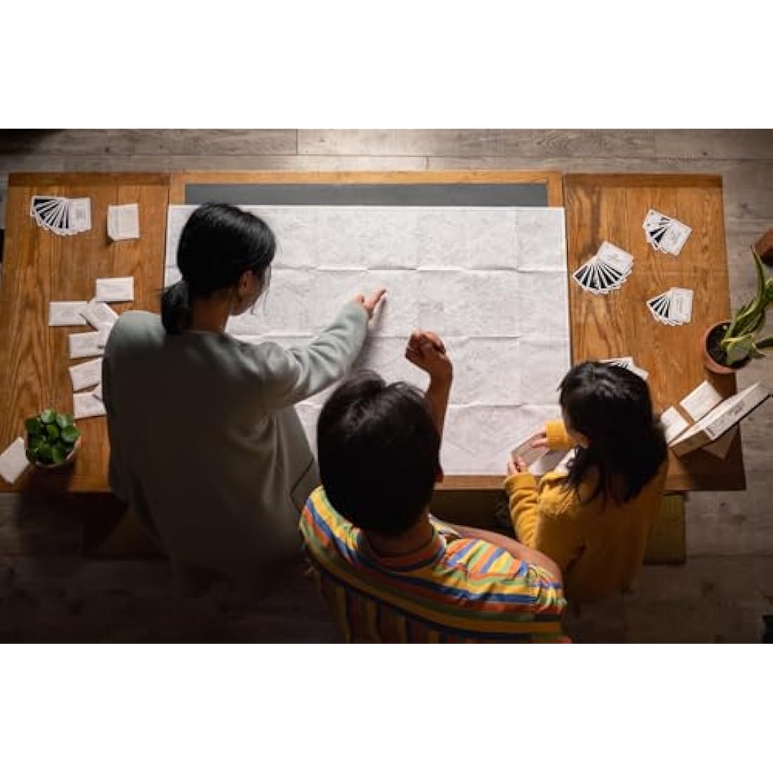 MICRO MACRO: TRICKS TOWN - Board game - Survey game - For the whole family - 10 years and up - 1 to 4 players - French version - observation and deduction - Golden ace 2021 (game of the year)