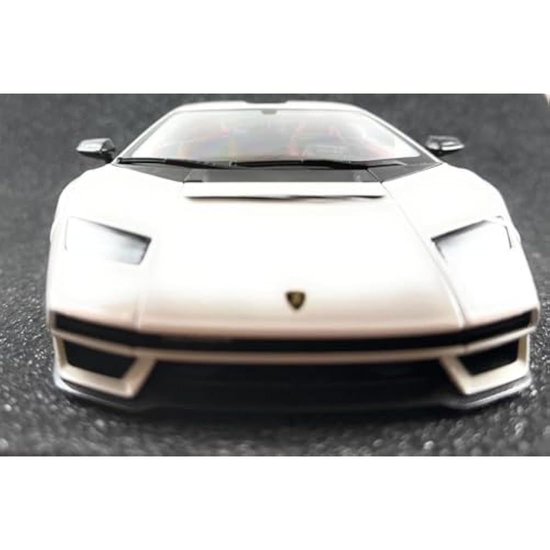 Maisto LAMBORGHINI COUNTACH LPI 800-4 Super Car - 1:18 Scale - Incredibly Detailed Die-Cast Replica Collectible Car Model, White