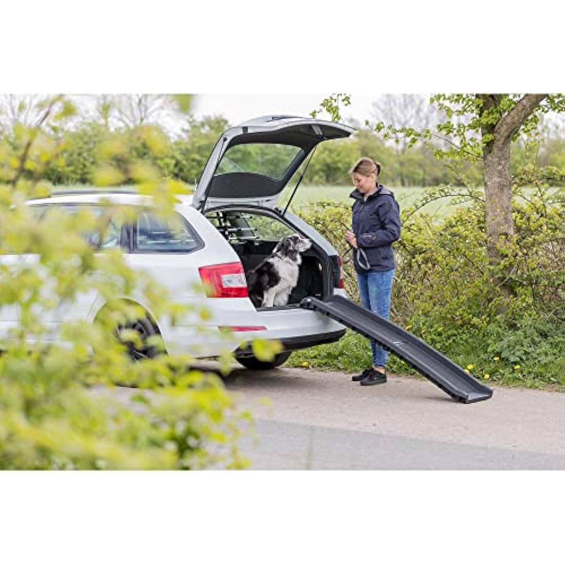 TRIXIE folding ramp for dogs – facilitates access to the boot – walking surface with sandpaper coating – 40 x 156 cm – width of walking surface: 33 cm – up to 90 kg – black – 3939