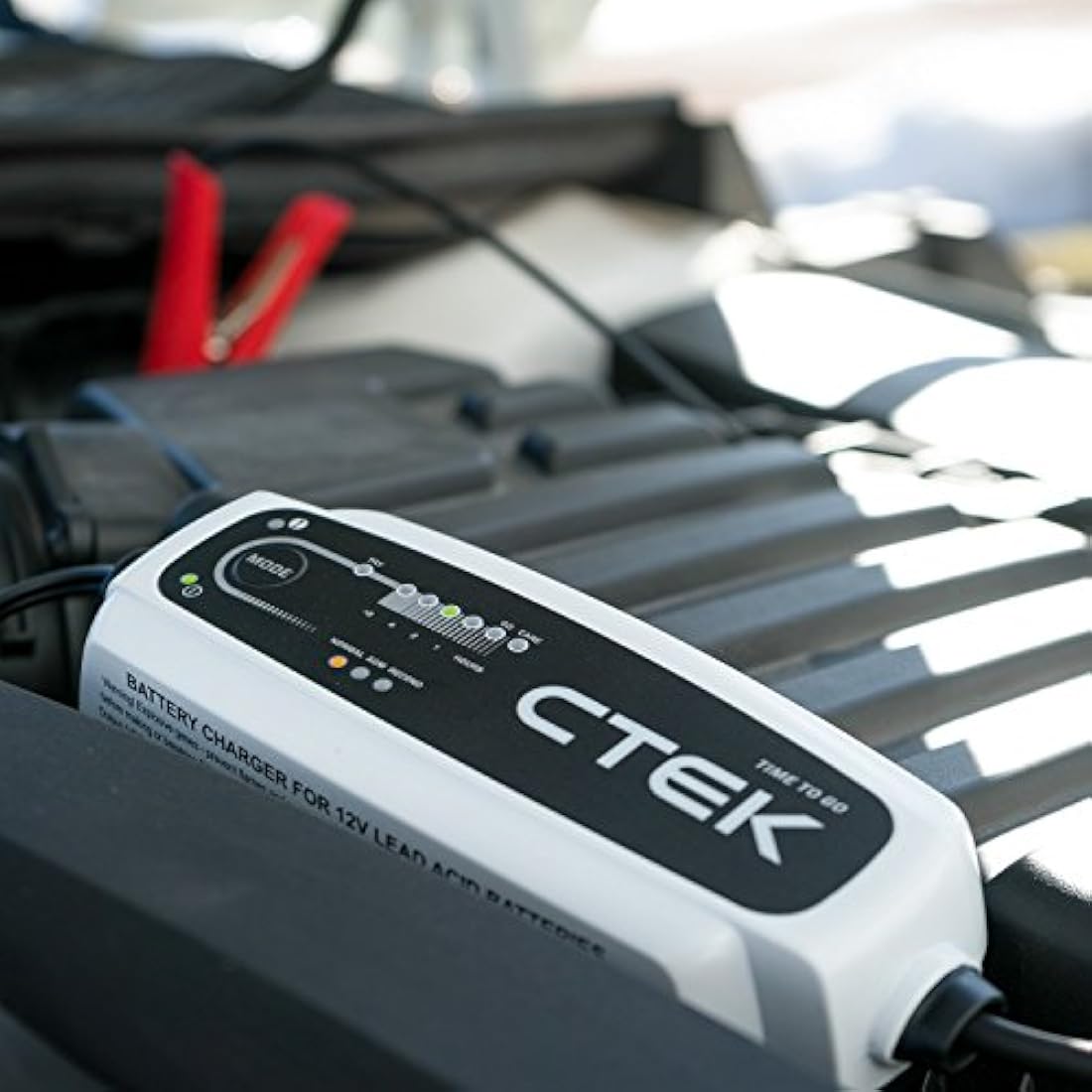 CTEK CT5 Time to Go - Fully Automatic Battery Charger with Countdown Display (Charges, Maintains and Reconditions Car and Motorcycle Batteries) 12 V, 5 Amp