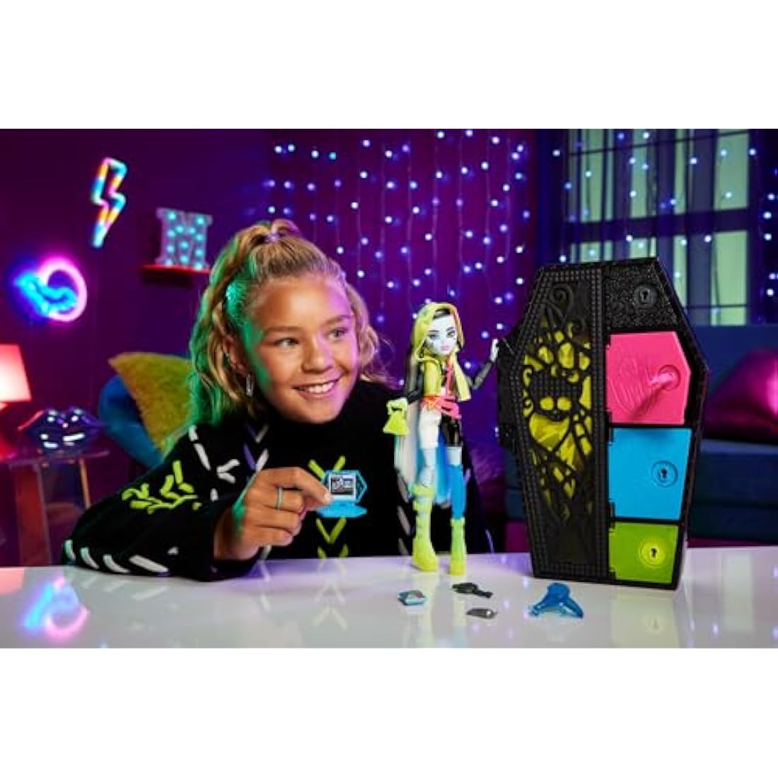 Monster High Doll and Fashion Set, Frankie Stein Doll, Skulltimate Secrets: Neon Frights, Dress-Up Locker with 19+ Surprises, HNF79