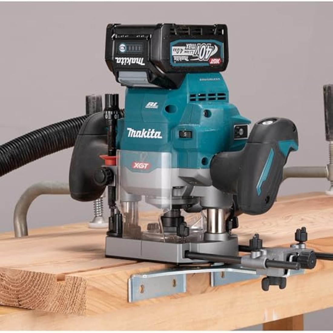 Makita RP001GZ02 40V Max Li-ion XGT Brushless Router Supplied in a Makpac Case, Batteries and Charger Not Included