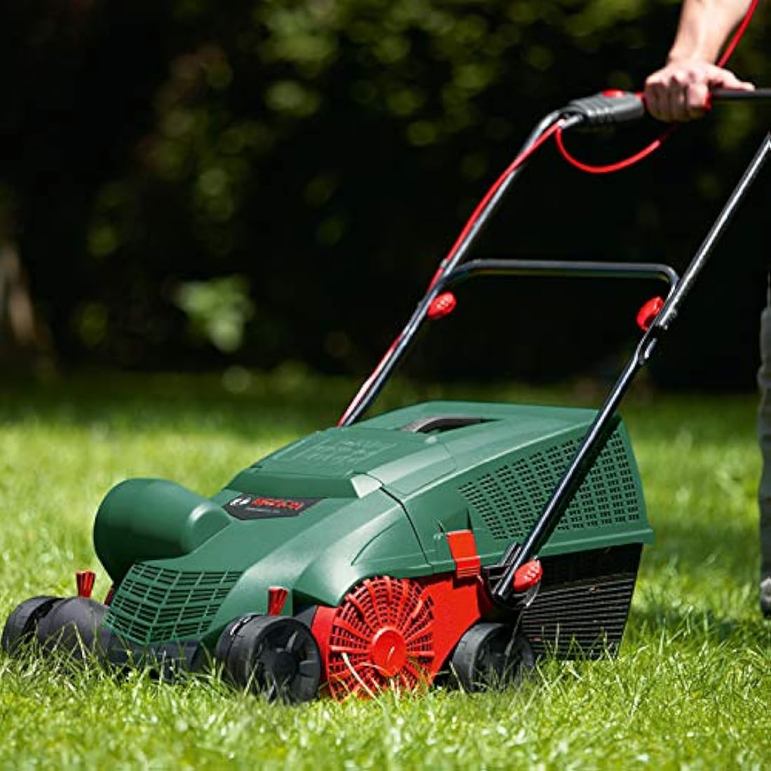 Bosch Electric Lawn Raker UniversalRake 900 (900 W, Operating width: 32 cm, Capacity of collection box: 50 l, in carton packaging)