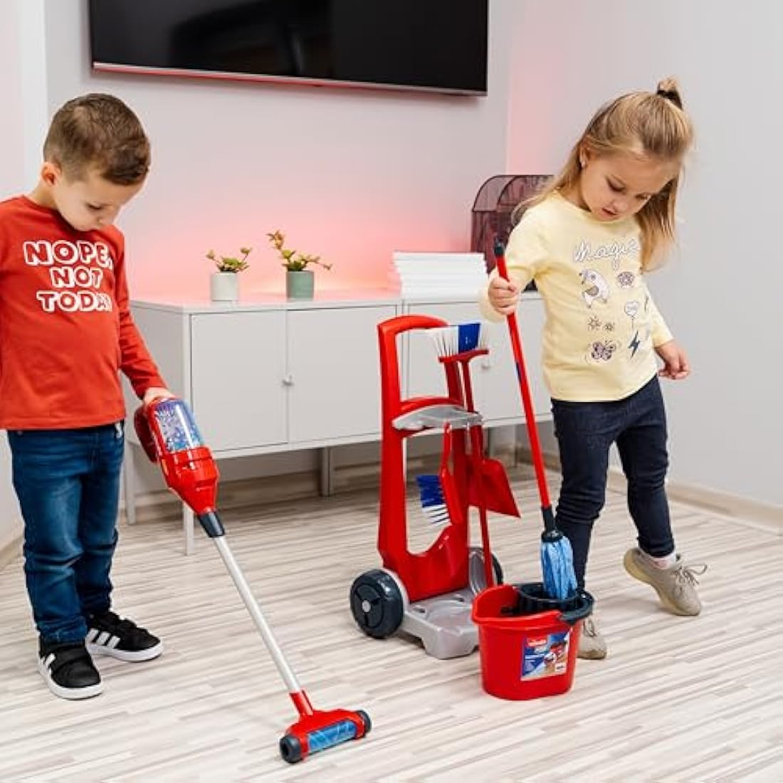 Theo Klein 6720 Vileda broom trolley with upright vacuum cleaner I Incl. Accessories such as mop, bucket, brush and dustpan I Dimensions: 29 cm x 24 cm x 60 cm I Toys for children aged 3 and over