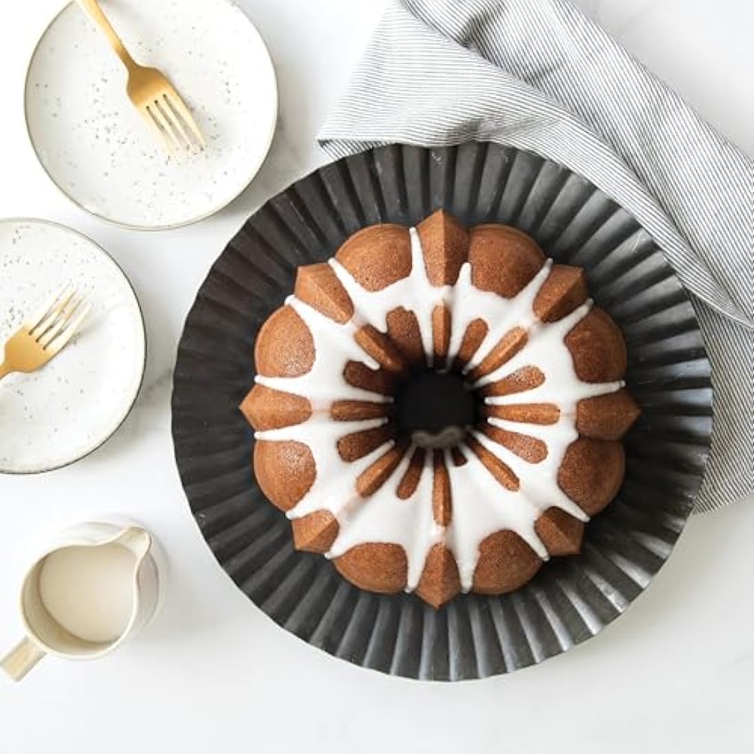 Nordic Ware Platinum Anniversary 12-Cup Bundt Pan, Original Cast Aluminium Bundt Tin, Bundt Cake Tin with Geometric Pattern, Cake Mould Made in the USA, Colour: Gold