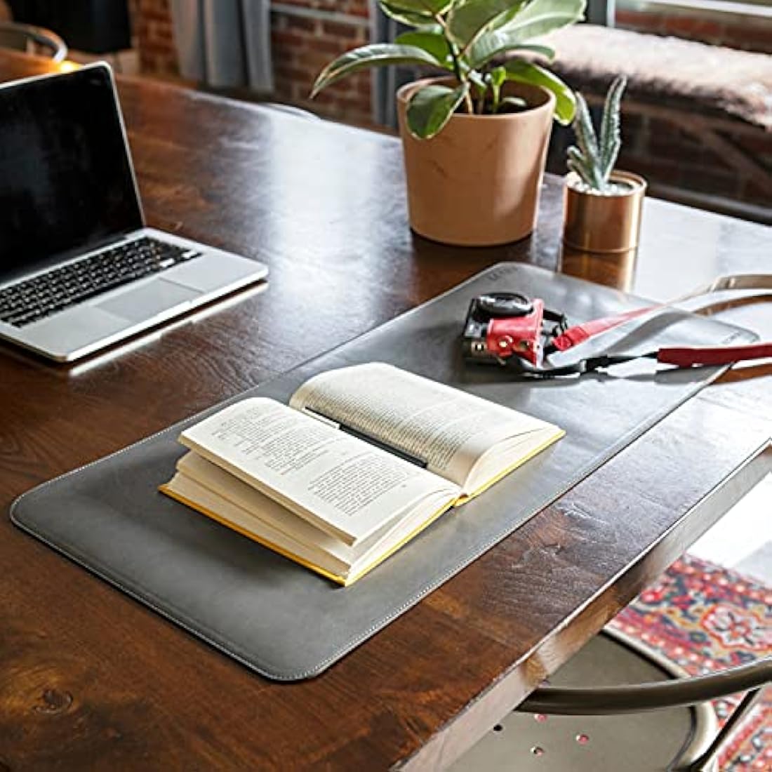 LONDO Leather Mousepad - Extended Desk Mat - Smooth Surface & Non-Slip Base