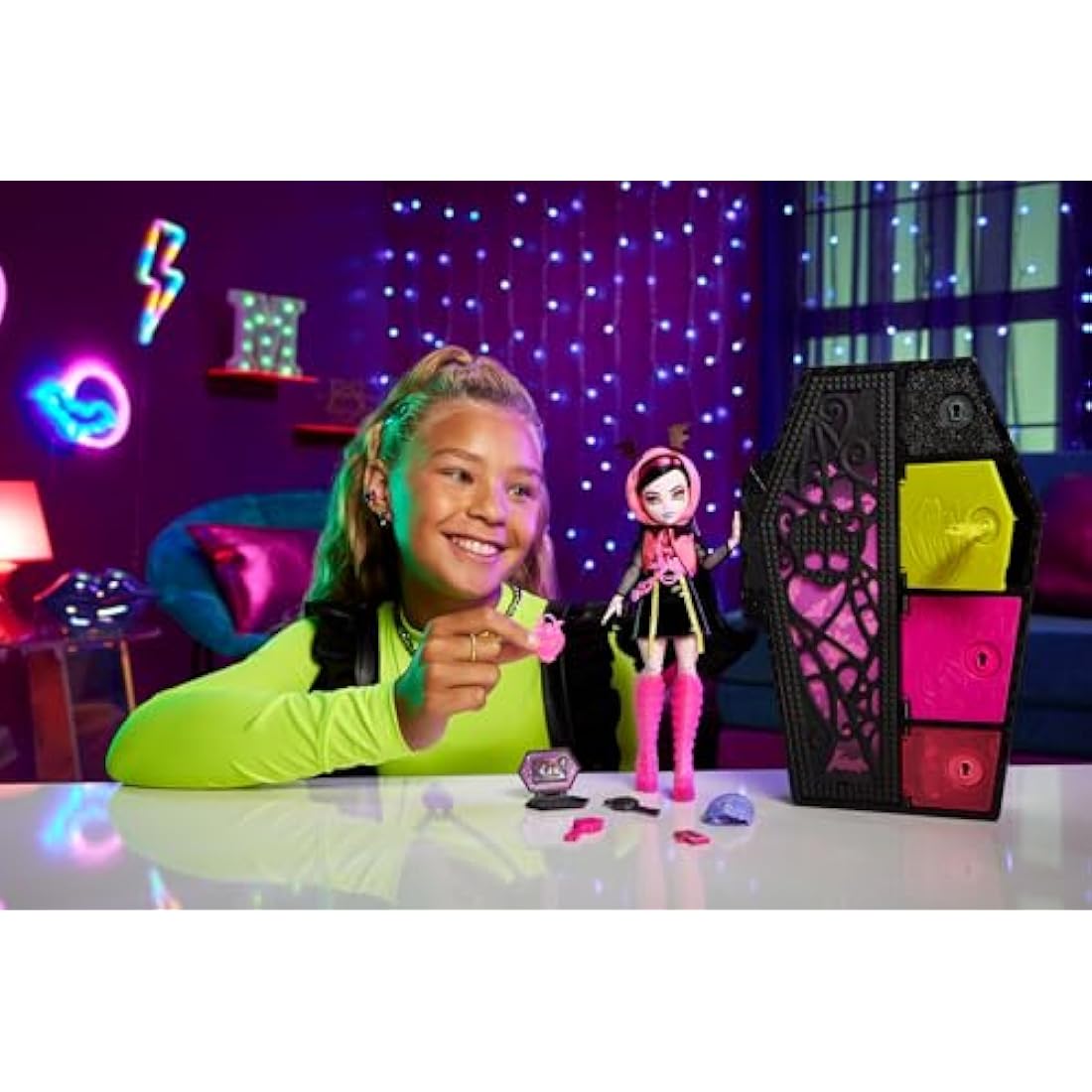 Monster High Doll and Fashion Set, Draculaura Doll, Skulltimate Secrets: Neon Frights, Dress-Up Locker with 19+ Surprises, HNF78
