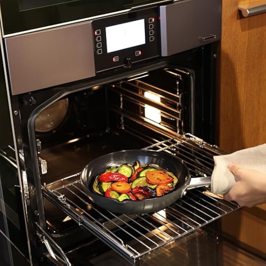 Zyliss Non-Stick Ultimate Pro Ceramic Frying Pan 24cm, PFAS Free, Made from Recycled Aluminium, Easy Clean, Induction Hob Suitable, Oven Safe, 10 Year Guarantee
