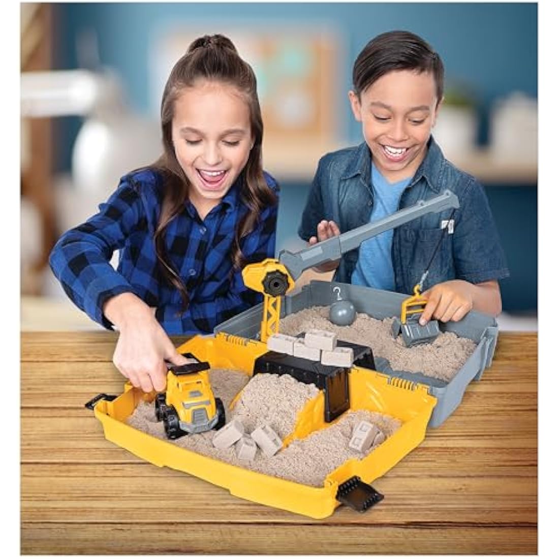 Kinetic Sand, Construction Site Folding Sandbox Playset with Vehicle and 907g, for Kids Aged 3 and Up