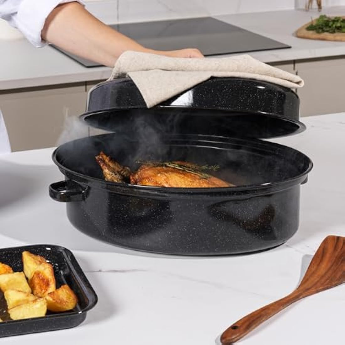 Salter BW12811EU7 Self-Basting Roaster – 38cm Vitreous Enamel Coated Steel Roasting Tin With Lid, Oval Dish, PFAS-Free, Dishwasher Safe, Oven Safe to 230°C, Easy Clean, Roast Meat/Vegetables, Black