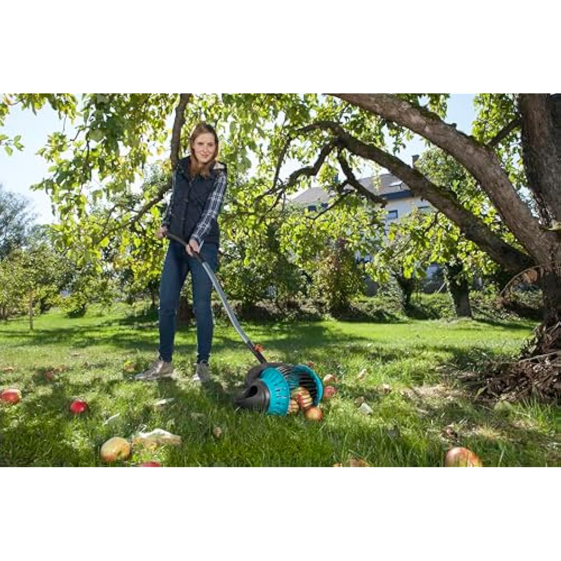 GARDENA Combisystem Fruit Collector: The fruit collector for picking up fruit of about 4 to 9 cm without bending over, convenient emptying, compatible with GARDENA combisystem handles (3108-20)