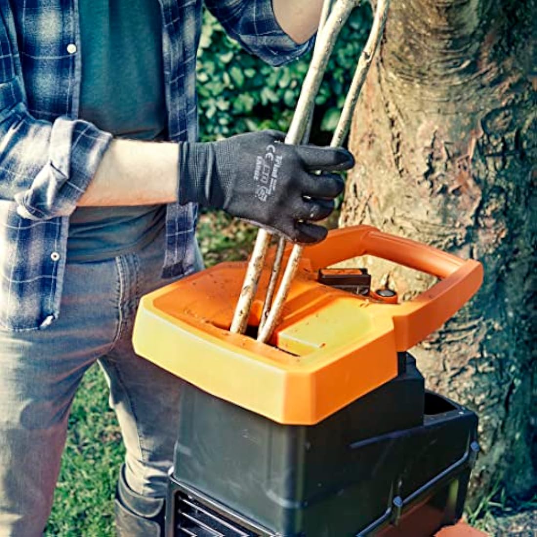 LawnMaster 2800W Quiet Garden Shredder Maximum diameter 42mm, 60 litre collection box, safety plunger with free safety glasses, 2 Year Guarantee