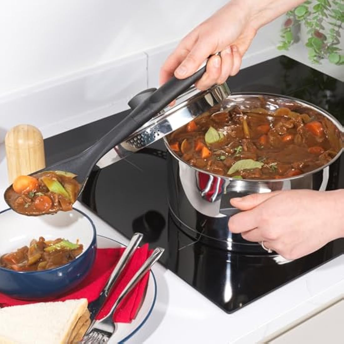 Russell Hobbs RH01168EU7 Excellence 24 cm Stockpot – Stainless Steel Cooking Pot, Glass Lid, Induction Suitable, Pouring Lip, Mirror Polished, PFOA-Free, 4.8L Capacity, Ideal for Soups and Stews