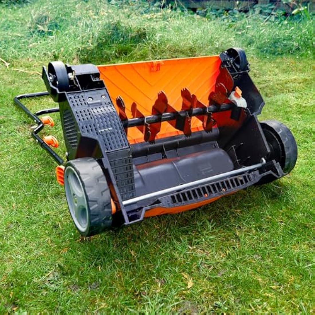 LawnMaster 1350W lawn scarifier, lawn rake, aerator. Electric scarifier with 33cm working width, interchangeable attachments, adjustable working depth and 40L collection bag, With 10m long cable.