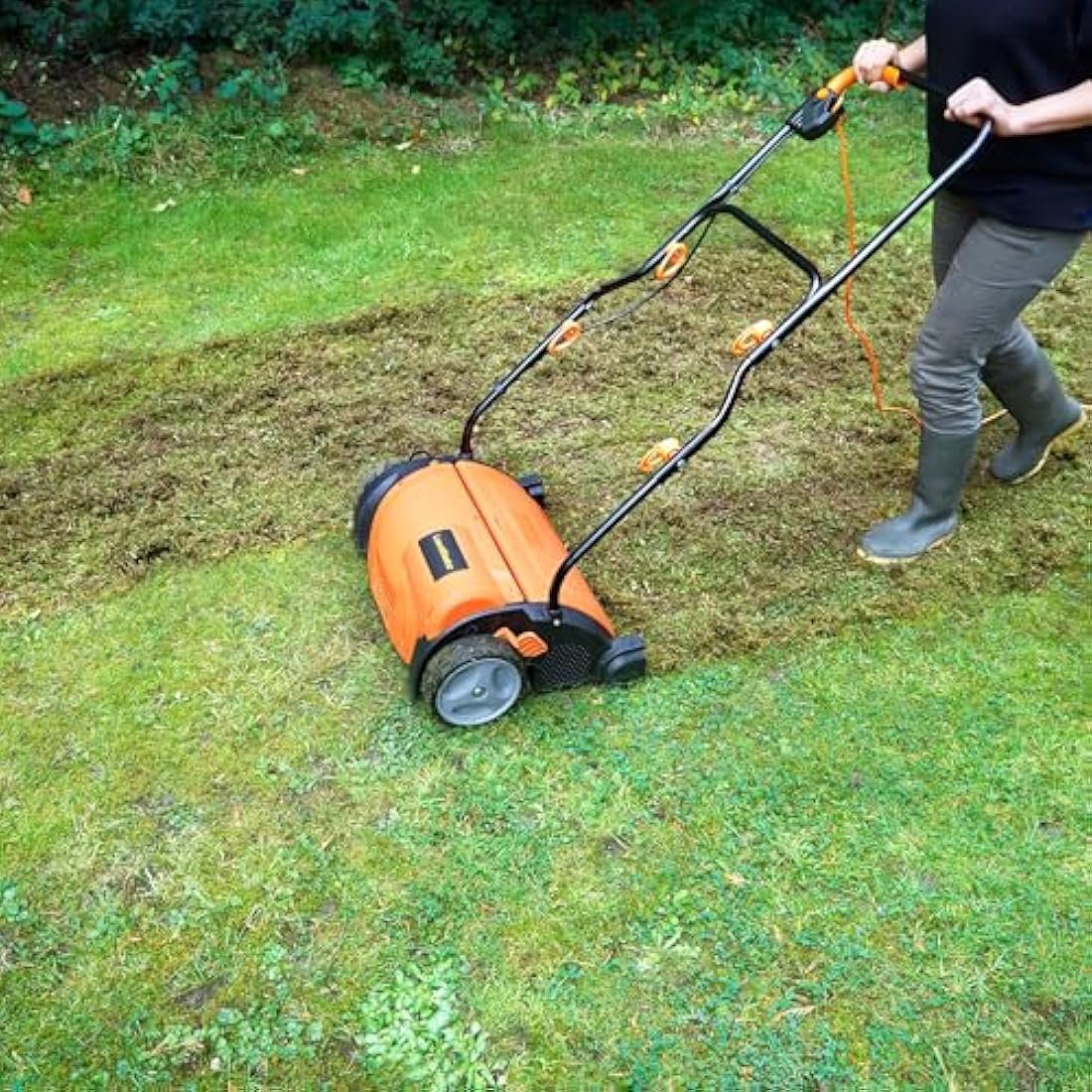 LawnMaster 1350W lawn scarifier, lawn rake, aerator. Electric scarifier with 33cm working width, interchangeable attachments, adjustable working depth and 40L collection bag, With 10m long cable.