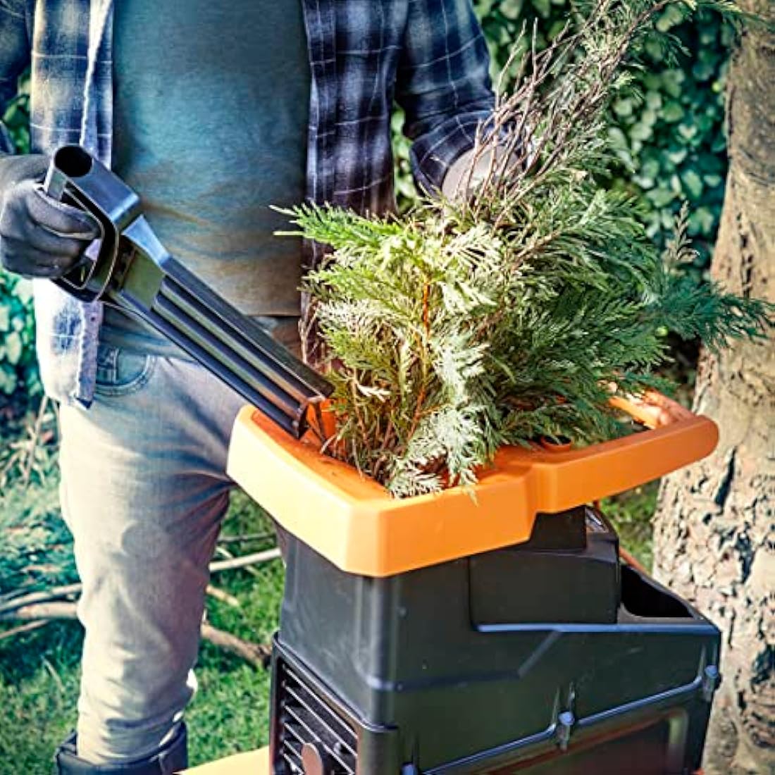 LawnMaster 2800W Quiet Garden Shredder Maximum diameter 42mm, 60 litre collection box, safety plunger with free safety glasses, 2 Year Guarantee
