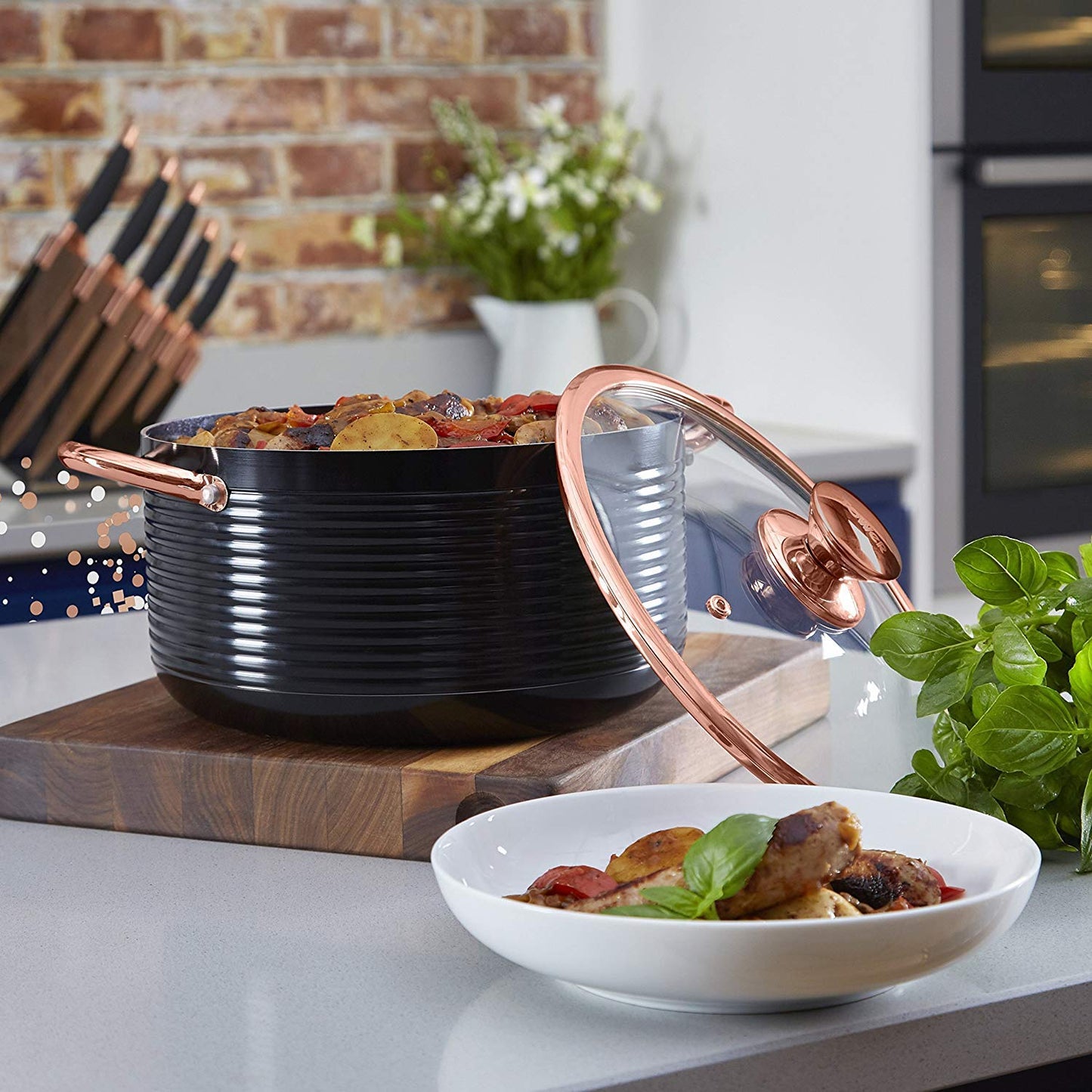 Tower T800002RB Casserole Dish with Lid, Linear Collection with Easy Clean Non-Stick Ceramic Coating, Aluminium, Black and Rose Gold, 4 Litres