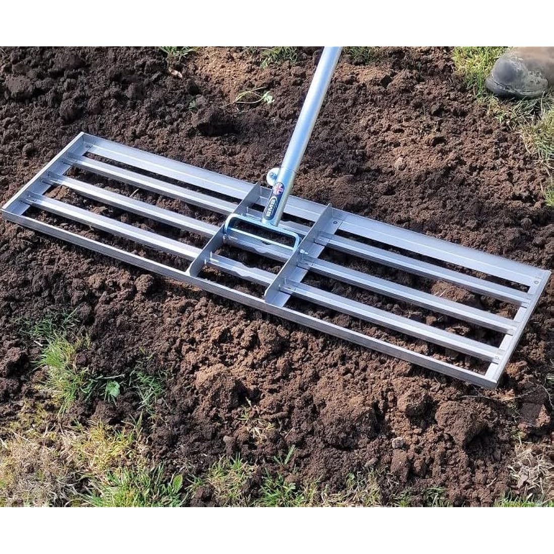 British Manufacturing Solutions 38" wide Stainless Steel Levelawn Lute: Premium levelling rake for top dressing, seeding, soil/sand. Luxury full-length heavy-duty aluminium handle. (38"wide)