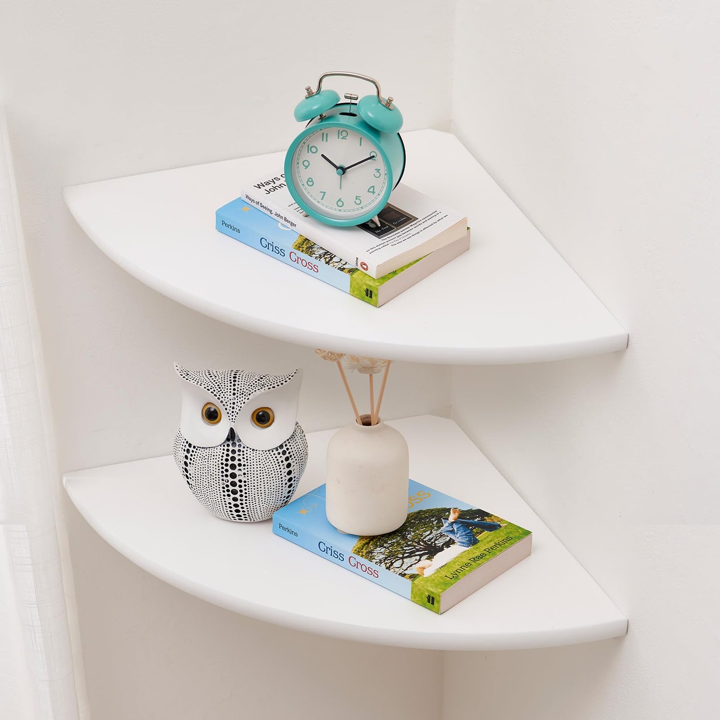 GIEANOO White Corner Shelf Wall Mount, Solid Oak Wood Set of 2 Floating Corner Shelf Round End Floating Speaker Shelf With Wire Hole Shelf for Small