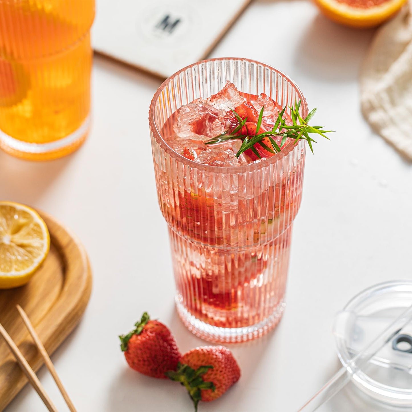 INSETLAN 600ml Ribbed Glass Tumblers with Lids and Glass Straws Set of 4, Leakproof Glass Cup with Straw and Lid, Thickened Glass, Ideal for Iced