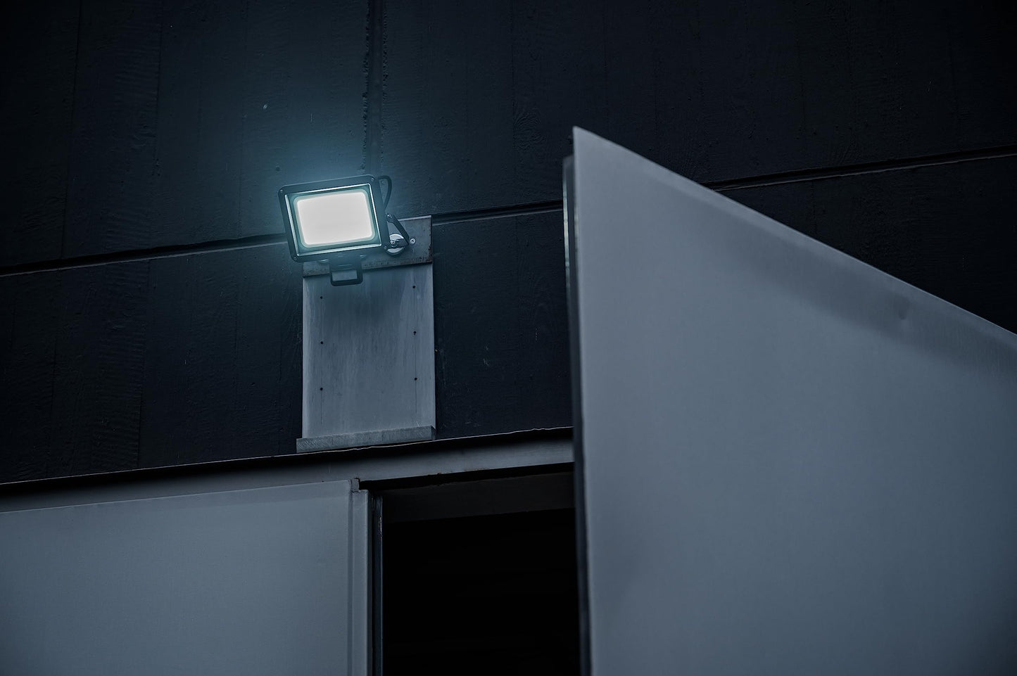 Brennenstuhl LED Spotlight JARO 7060 P (LED Wall Floodlight for Outdoor use IP65, 50W, 5800lm, 6500K, with Motion Detector and Twilight Sensor)