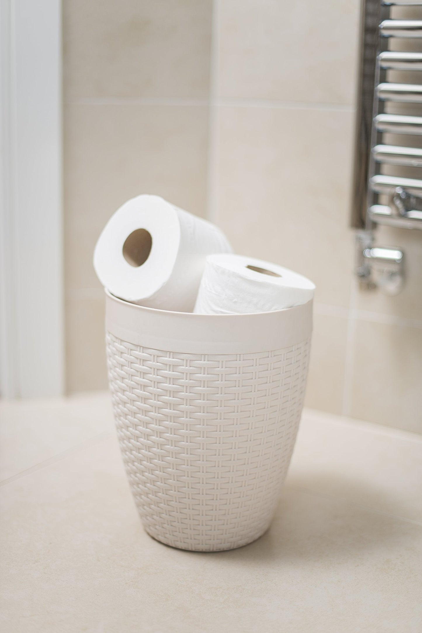 Addis 515799 Faux Rattan Round Bathroom Bin with Swing lid, Calico Linen, L 22.5 cm, W 22.5 cm, H 29 cm