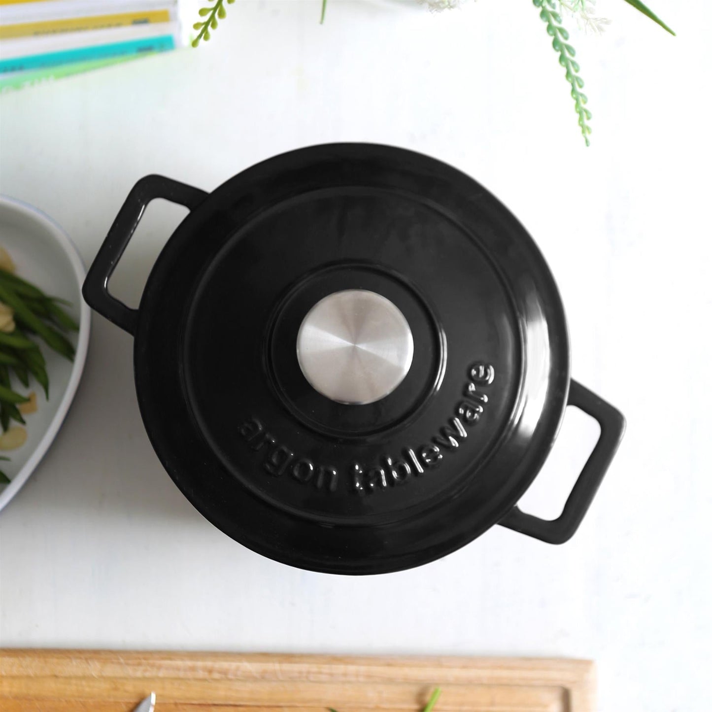 2.8L Matt Black Round Cast Iron Casserole Dish