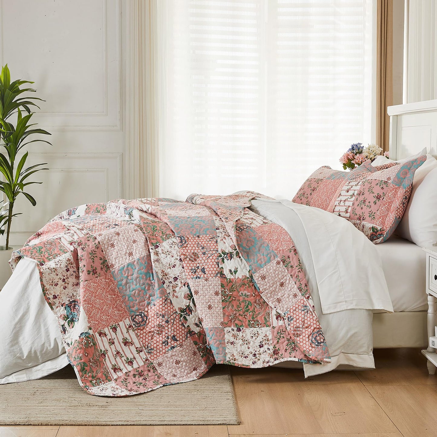 Qucover American Style Patchwork Quilt Soft and Lightweight Summer Bedspread King Size Elegante Flower Parrten Breathable Polyester Quilted Bedspread