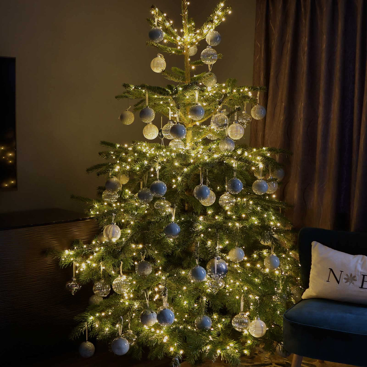 Qbis 800 LED Christmas Lights, Warm White Lights on Green Wire. 1 in 10 Random Twinkling Fairy Lights. Christmas Tree Lights, Indoor or Outdoor use