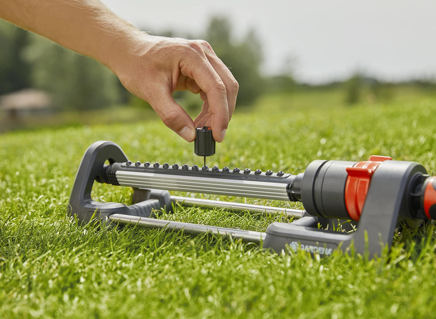 Gardena Aqua M rectangular oscillating sprinkler: Lawn sprinkler for watering areas of 110?250 m?, range 8?18 m, spread max. 14 m, built-in metal