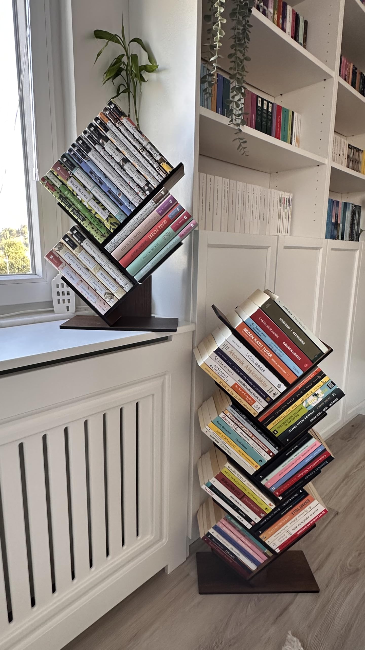vigowood Tree Bookshelf with 3 Shelves, Geometric Design, Small Size, Wood Construction