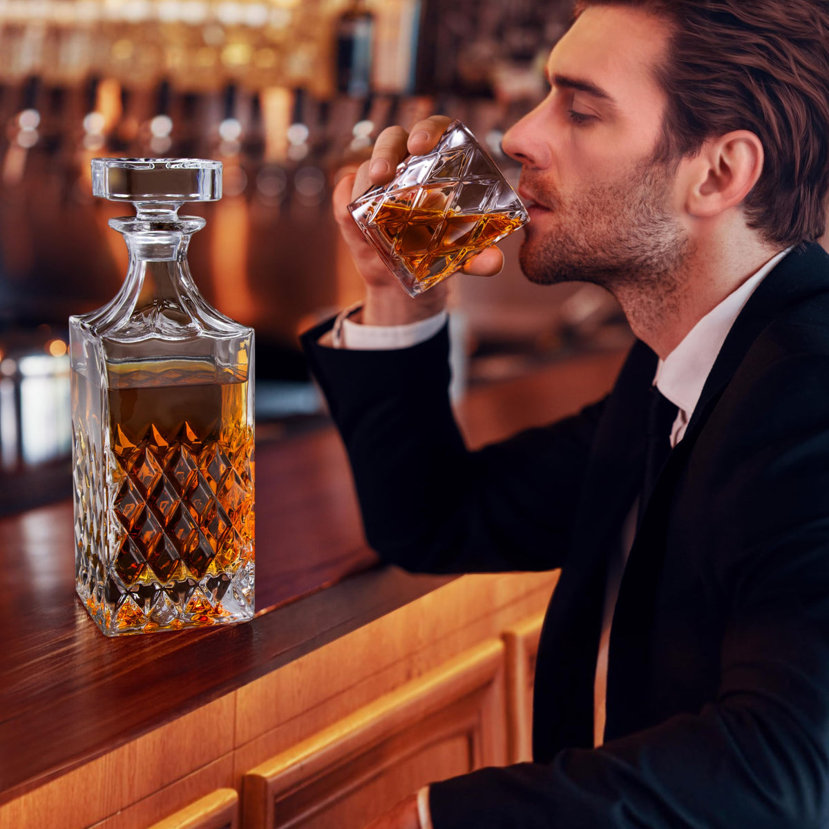 LIGHTEN LIFE Whiskey Decanter Set - 849ml With 4 Glasses in Gift Box, No-Lead Premium Bourbon Carafe for Men