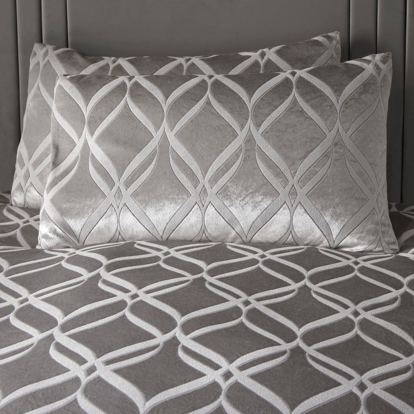 Soiree - Luxury Silver Ogee Velvet Duvet Cover - King Bedding Size (230 x 220cm) - 2x Pillowcases - Soft & Cosy Velvet Bedding in Silver -Jacquard -