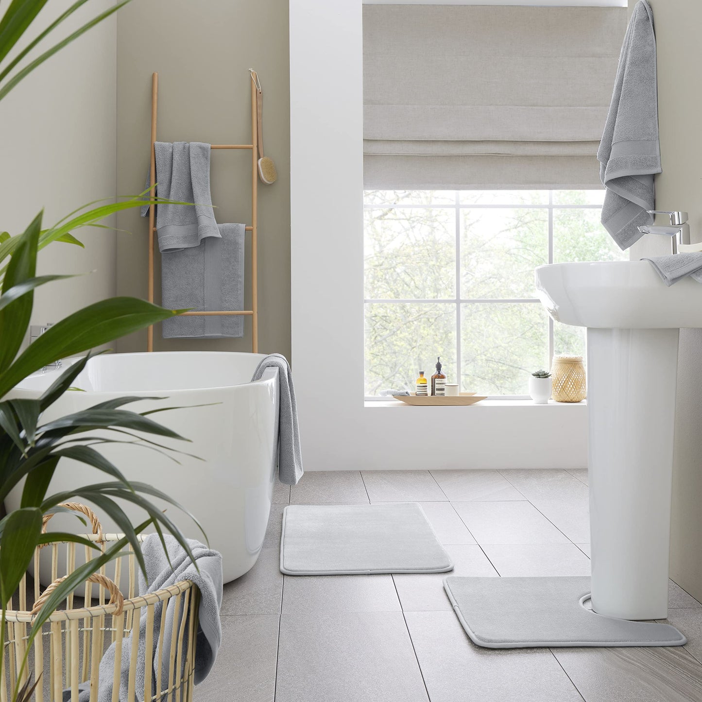 Catherine Lansfield Bathroom Anti Bacterial 500 gsm Soft & Absorbent Cotton Bath Towel Silver Grey