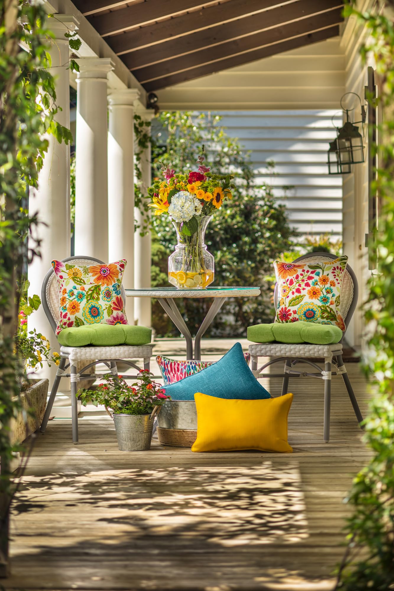 Pillow Perfect Bright Floral Indoor/Outdoor Square Corner Chair Seat Cushion with Ties, Plush Fiber Fill, Weather, and Fade Resistant, 16" x 18.5",