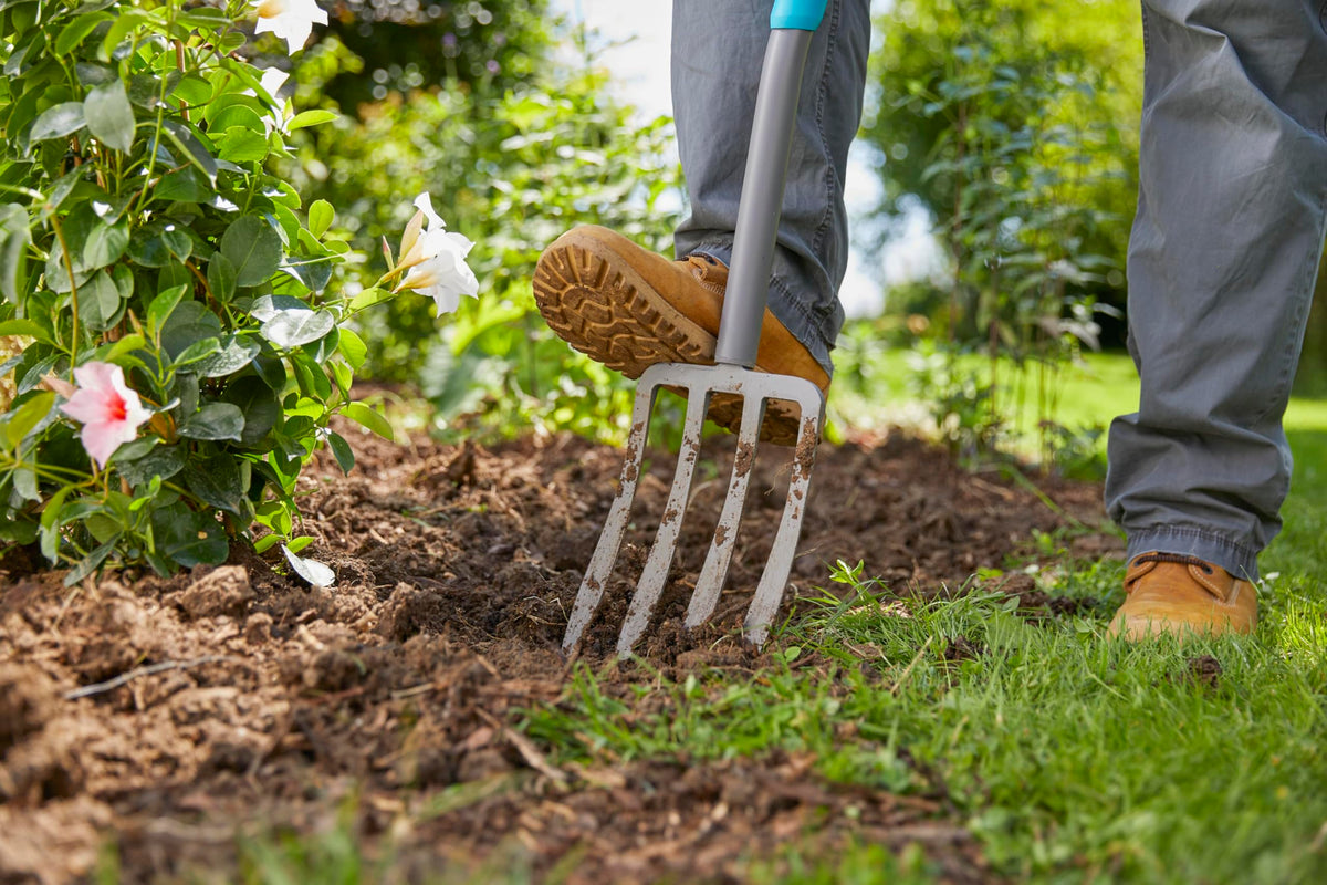 Gardena ErgoLine Telescopic Spade, Garden Spade of Quality Steel for Turning Over and Removing Soil with Foot Rest and Ergonomic D-Handle (17020-20)