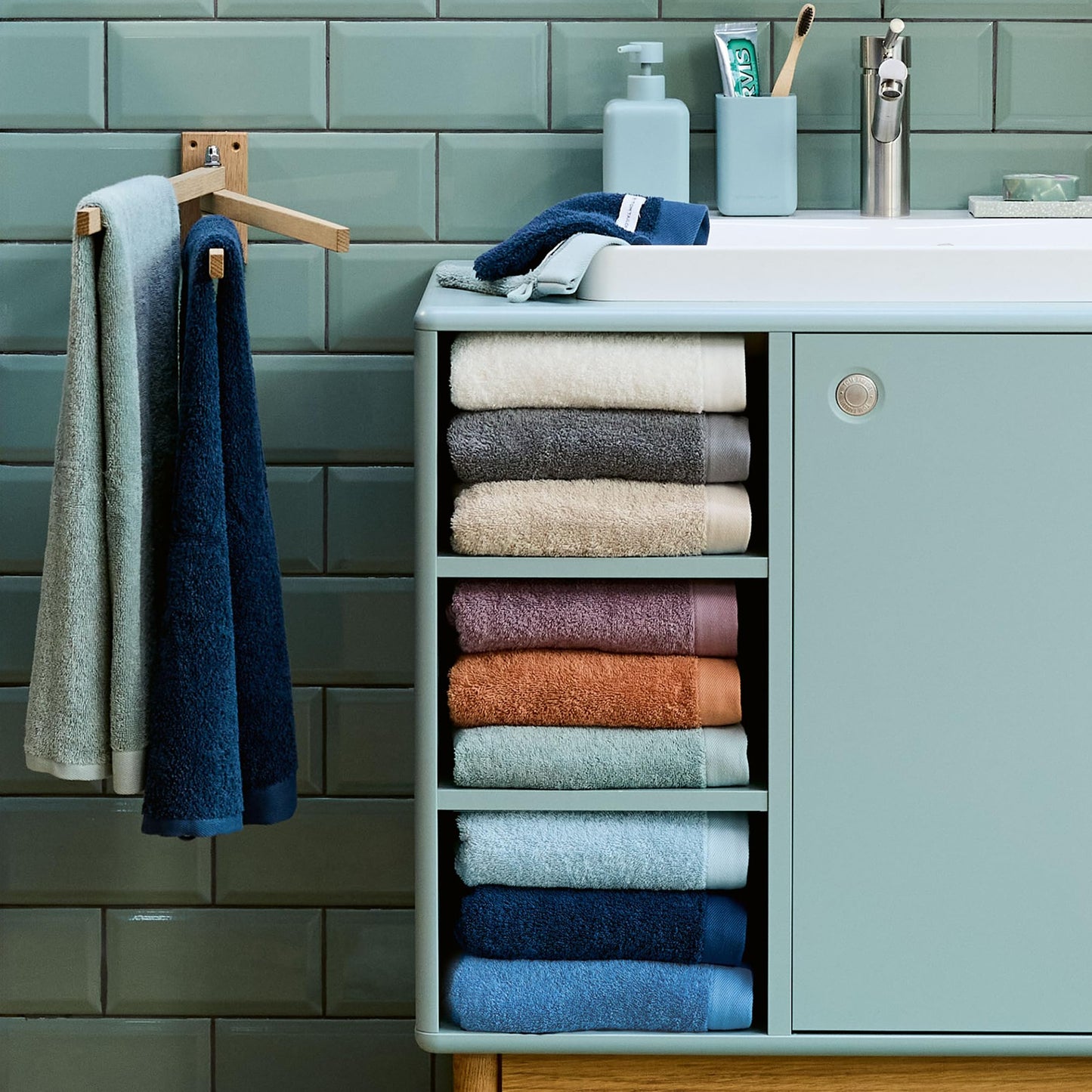 Klaus Herding GmbH Tom Tailor Bath Towel 70 x 140 cm 100% Cotton Terry Towel with Two Hangers and Label with Logo, Colour Bath Towel Cool Blue