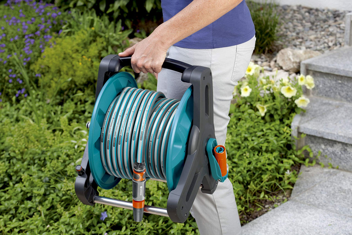 Gardena classic hose drum 50: Water hose drum for garden hose max. 50 m (13 mm hose), compact design, with follow-up stop, hose connection angled