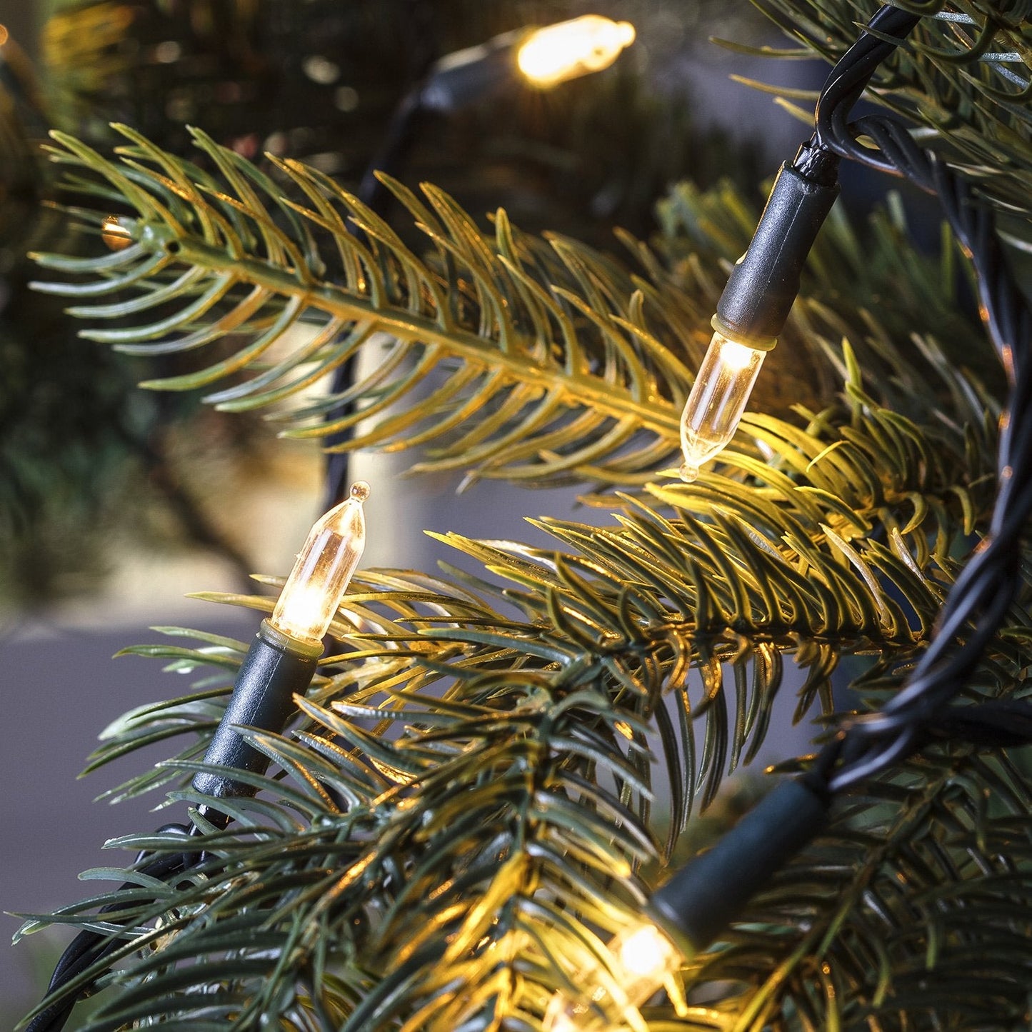 Lights4fun 150 Warm White LED Traditional Christmas Tree Lights with Timer