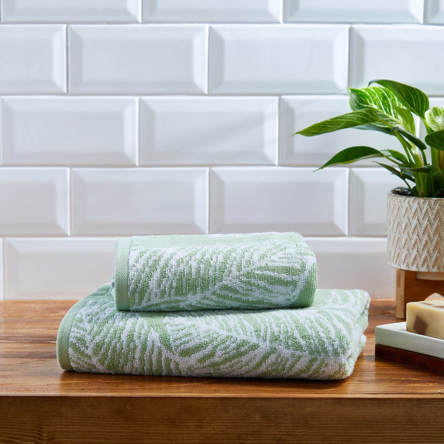 Fusion Matteo Green Leaf Bath Towel ? 70x130cm ? 100% Cotton ? Super Soft Tropical Palm Print ? Green & White Bathroom Towel ? Lightweight Absorbent