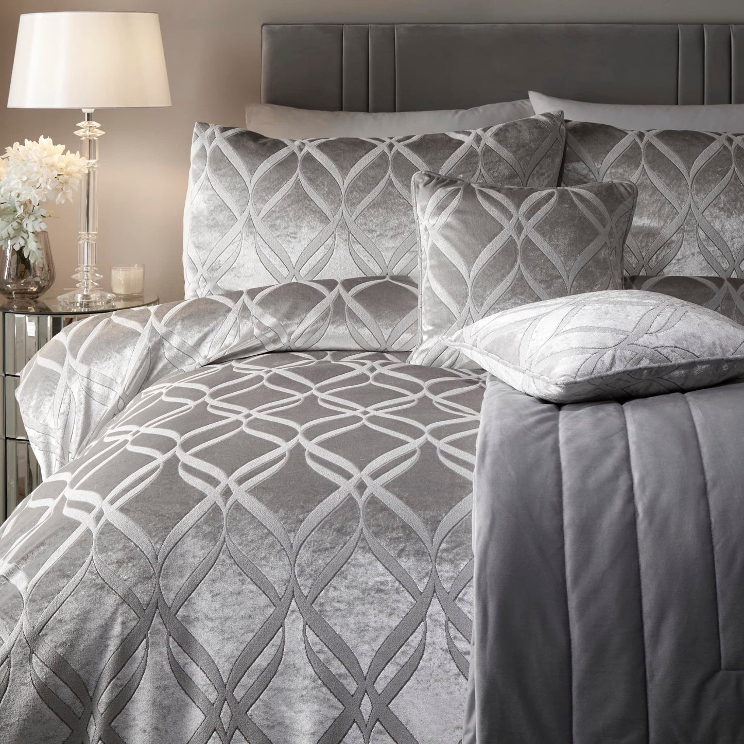 Soiree - Luxury Silver Ogee Velvet Duvet Cover - Super King Size (260 x 220cm) - 2 Pillowcases - Soft & Cosy Jacquard Bedding - Glamorous Velvet Set