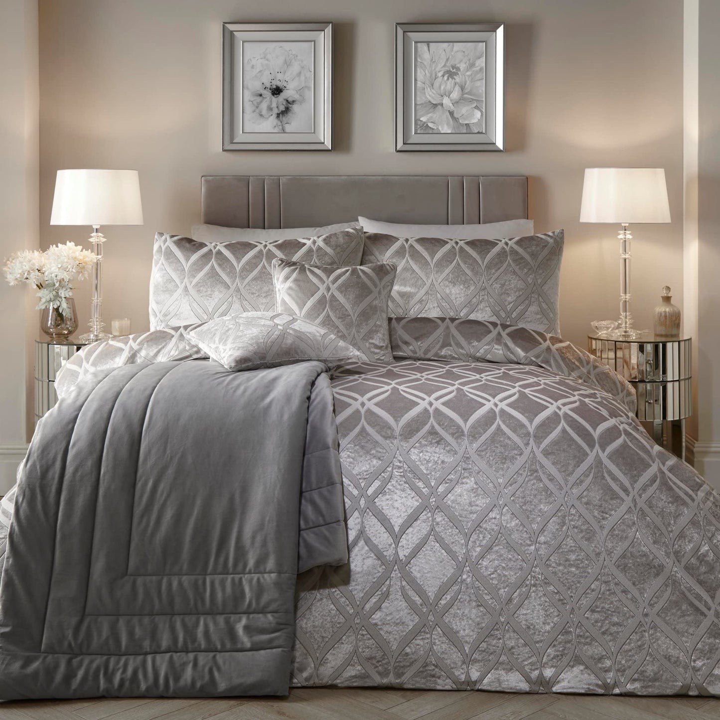 Soiree - Luxury Silver Ogee Velvet Duvet Cover - Super King Size (260 x 220cm) - 2 Pillowcases - Soft & Cosy Jacquard Bedding - Glamorous Velvet Set