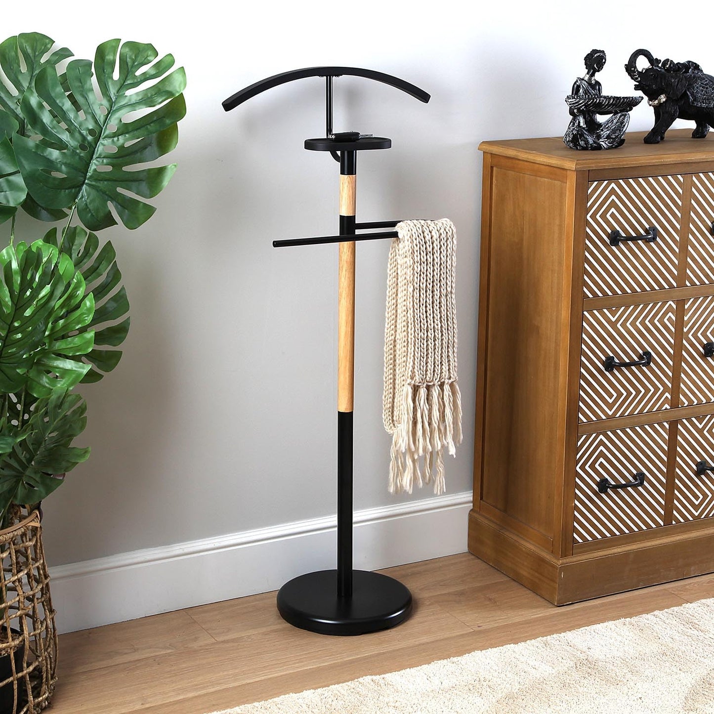 Versa Holstebro Valet stand Multifunctional with 2 Hangers or Hangers for Men's or Women's Clothes, Measurements (H x L x W) 112 x 28,8 x 46,5 cm