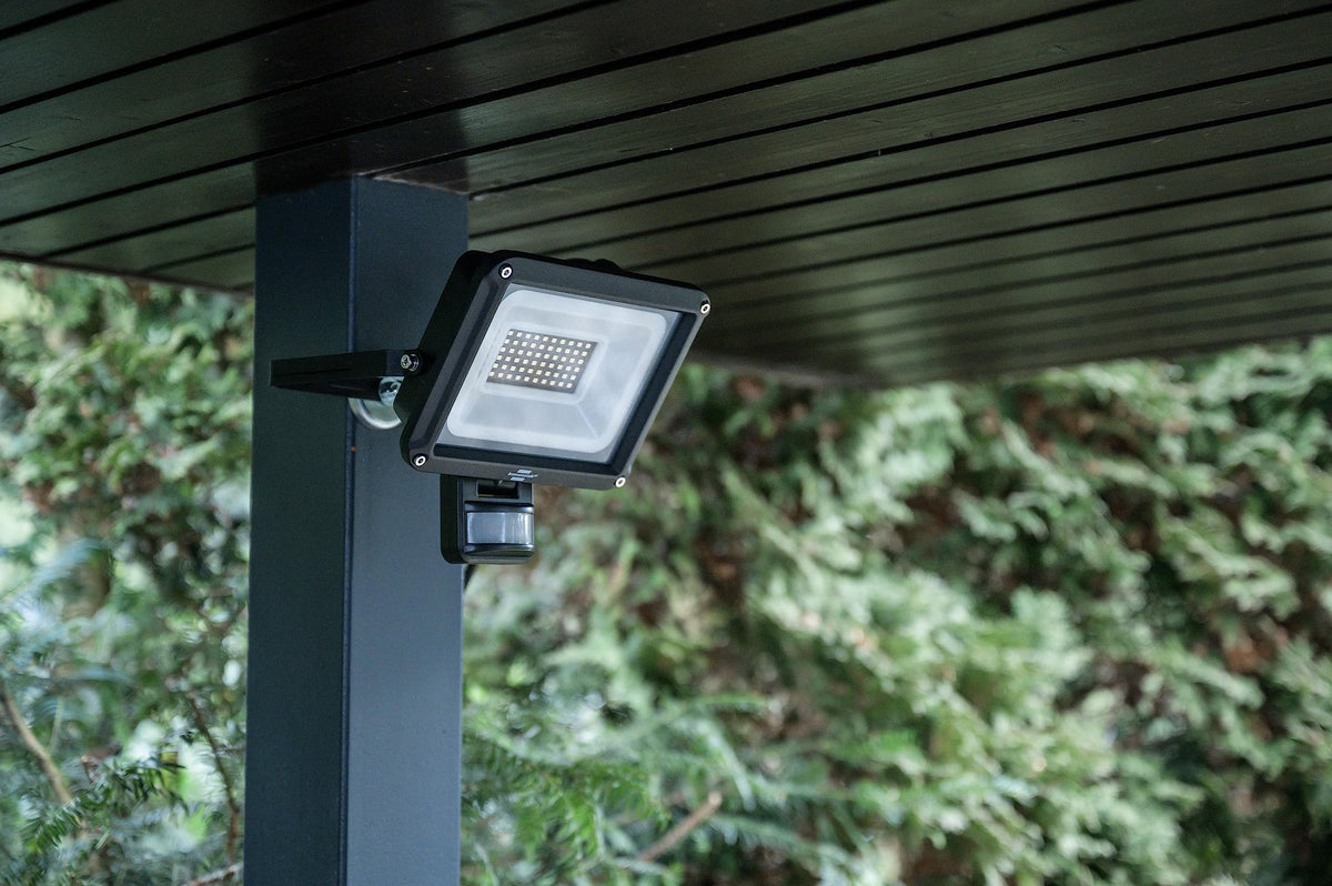 Brennenstuhl LED Spotlight JARO 4060 P (LED Wall Floodlight for Outdoor use IP65, 30W, 3450lm, 6500K, with Motion Detector and Twilight Sensor)
