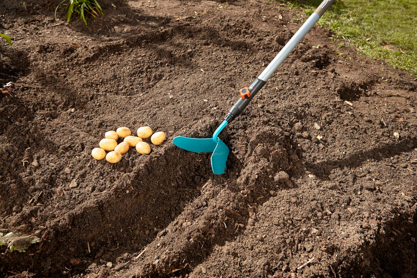 GARDENA combisystem Ridge Plow: Robust coulter with working width 16 cm, ideal garden accessories for ridging of potatoes and vegetables, suitable for
