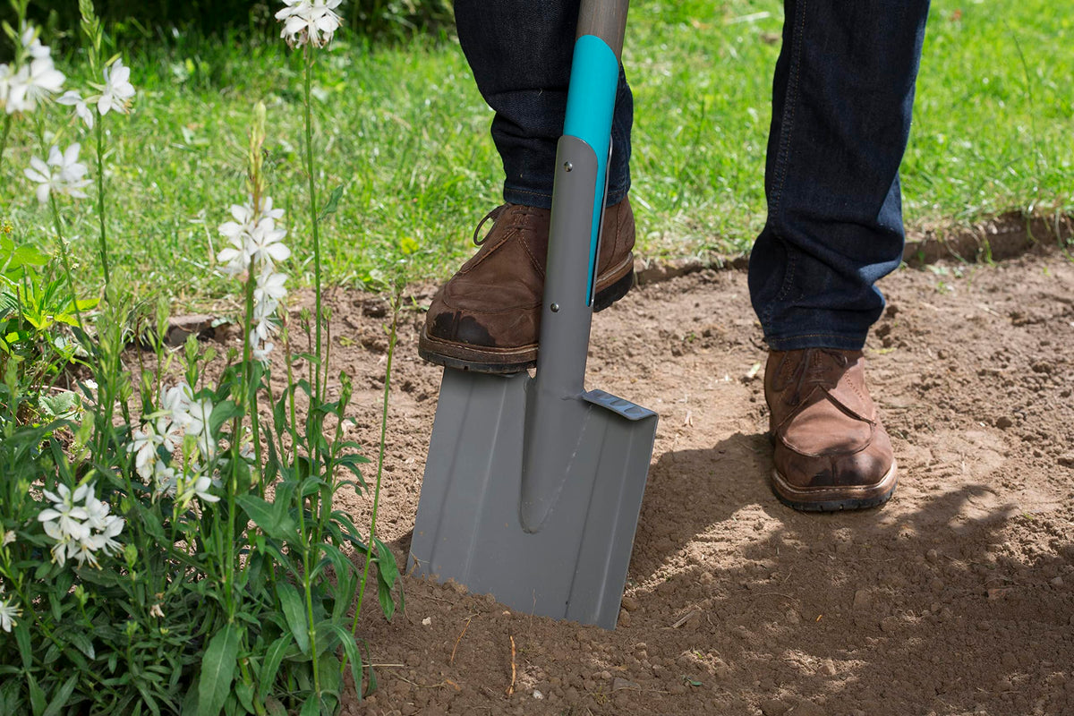 Gardena NatureLine Pointed Spade, Coated Garden Spade for Turning Over and Removing Soil, Safe Foot Rest, FSC-Certified Ashwoo D-Handle