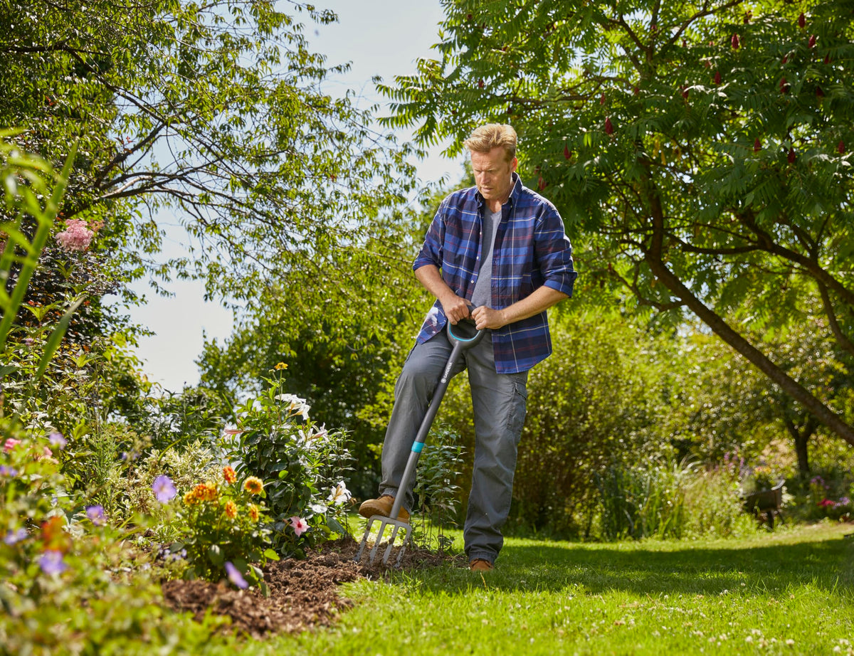Gardena ErgoLine Telescopic Spade, Garden Spade of Quality Steel for Turning Over and Removing Soil with Foot Rest and Ergonomic D-Handle (17020-20)