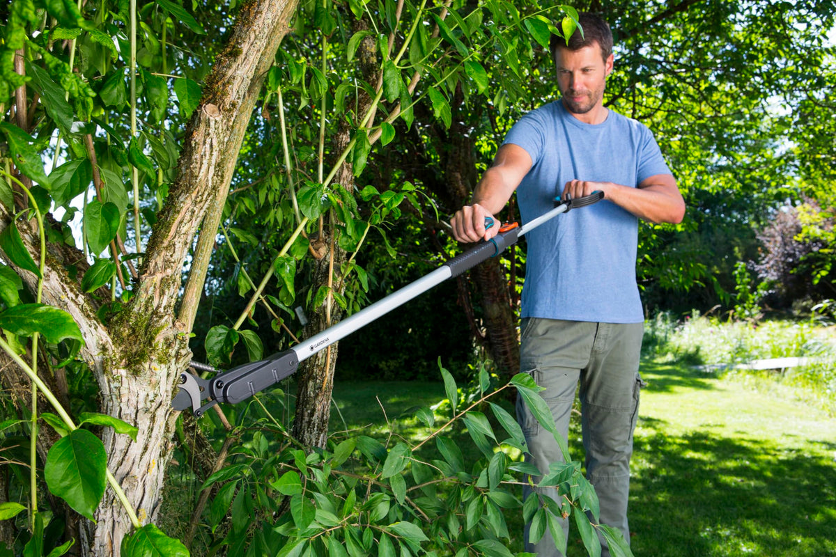 Gardena SlimCut Pruning Lopper: Long bypass pruning lopper for thinning out thick bushes and shrubs, with integrated two-step gearing (12010-20)
