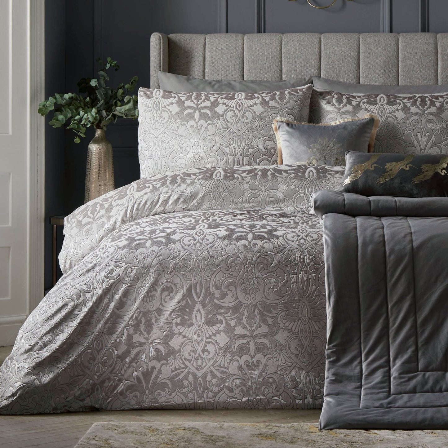 Laurence Llewelyn-Bowen - Silver Embossed Damask Duvet Cover & Pillowcases - Double (200 x 200cm) - Luxury Velvet Bedding Set - Jacquard