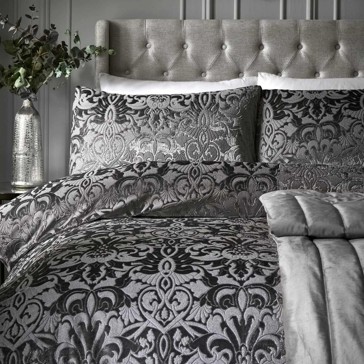 Laurence Llewelyn-Bowen - Slate Grey Embossed Damask Duvet Cover - King Bedding Size (230 x 220cm) - 2 Pillowcases - Grey Velvet Damask Bedding -